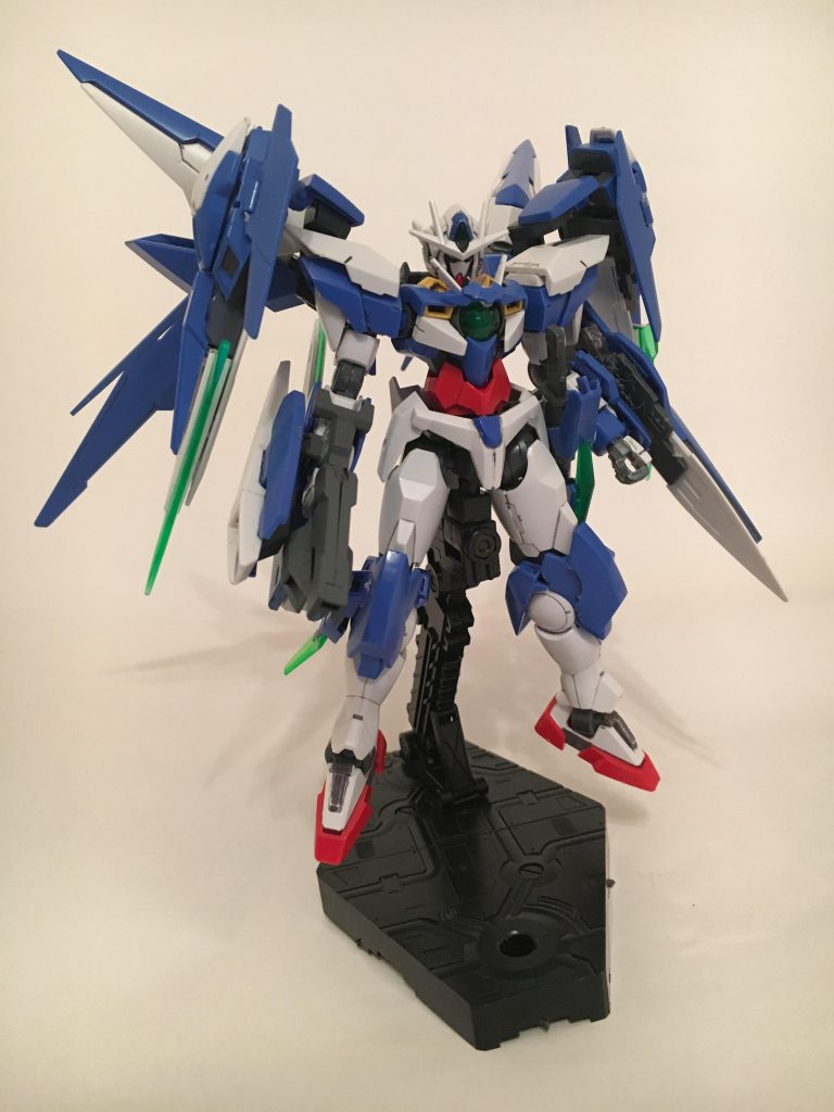 前回からの変更点は肩のバインダーをダブルオーダイバーに変更。胸のアンテナにAGE3のデコの貼り付け。自作GNブレイドの取り付けなどです。肩のバインダーはGNカタール、ダブルオーのシールド、v2バスターのミサイルを取り付けてます。ダイバーエースユニットはなんか違う気がしたので外しました。