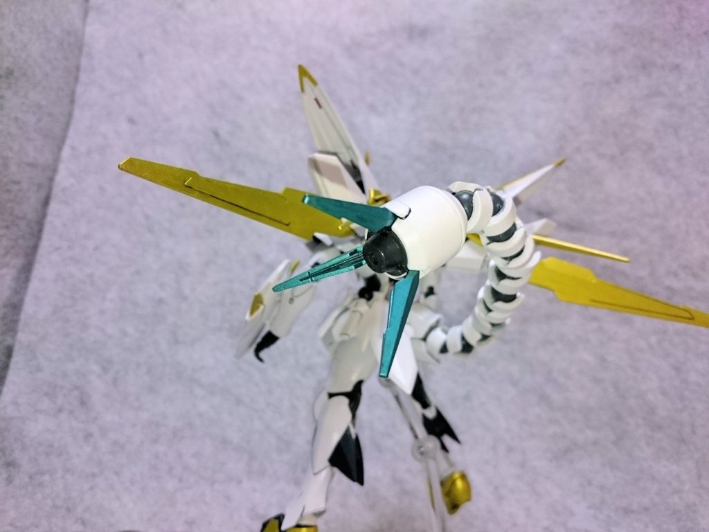 尻尾の先端はクローとビーム砲がついています