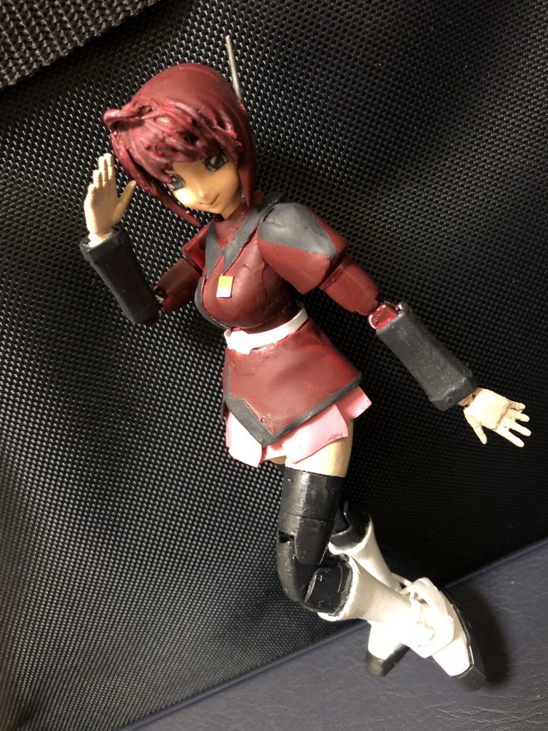 ozy「ではレビューを進めるとしよう。まず全体像だが、全長が22mとなっており、1m程オリジナルより短くなっている。オリジナルでは胸から腰の部分がいきなり細くなっていて誰がどう見てもスタイルがおかしい。なのでジョイントパーツに差し替えて、腰の部分を短く加工してある。これでキャストオフした時のプロポーションが良くなっている。」
ルナマリア「ちょっと！まさかとは思うけど、キャストオフの写真載せたりしないでしょうね！」
ozy「さあてね？新たな舞台の幕開けとなるかな…？」
ルナマリア「どーゆう意味よ！」
ozy「私にも解らぬさ。」