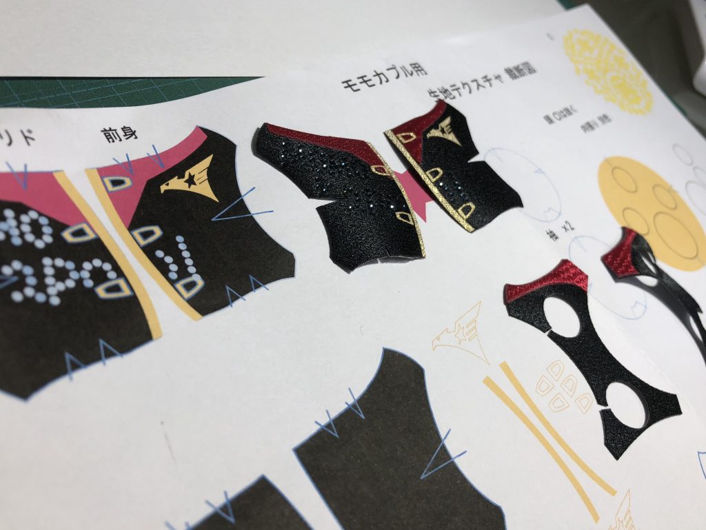 一応 生地を貼るって事に
こだわりました。
ここまで 作って デ デザインが(◞‸◟)
上下逆やん。
ショックすぎる!