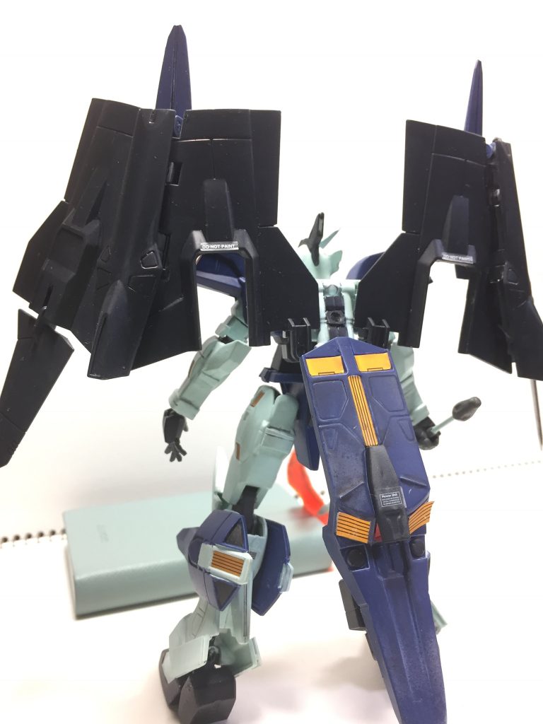 元々変形時は足の位置を水平にするだけでなんかカッコよくないなぁと思ったので、バックパックのパーツに3mm穴を開けて腰から下はそっちにもって来るようにしました。