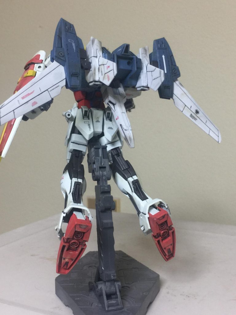 ゴッドビルドエールストライクの
背後のアピールショットです。
ビルドストライクガンダムフルパッケージを
プラ板やパテを使用して 加工して
ビルダーズパーツのウイング(長) 取り付け
ました。ガンダムOO セカンドシーズンに
登場する オーライザーを 参加にして
製作しました。