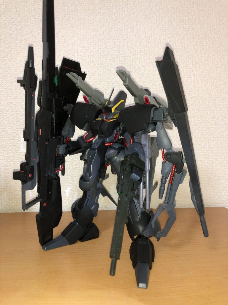 正面。
足先と肩にと追加腕にギャプランを使用しています。
持ってる「アメイジングライフル」は茨城県守谷市で開催された模型展示会「アメイジング！」にて入手したジャンクパーツでつくられています。