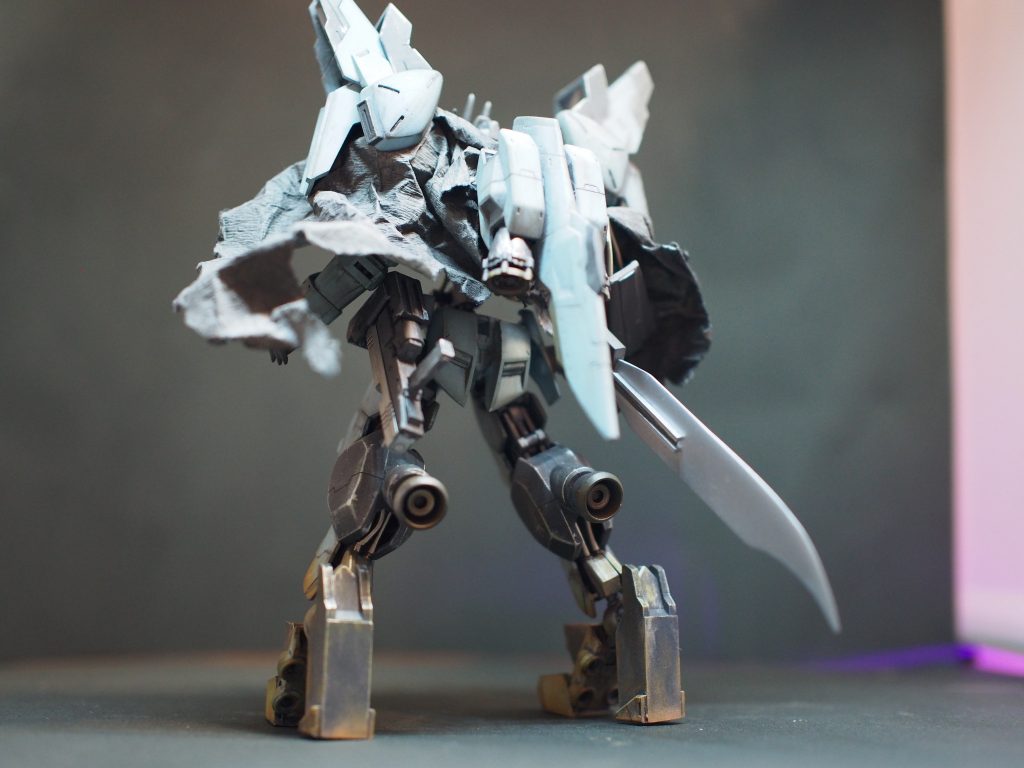 アスタロトは元々飛行可能な程の推力を持っている、それに合わせて肩アーマーや足先にある姿勢制御用スラスターの追加により機敏な機動力を獲得している。