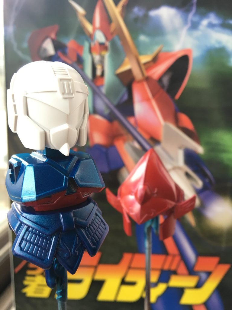 頭は天翔狩人摩亜屈、胴腰は胡軫ギャンです。割と似てたんで。