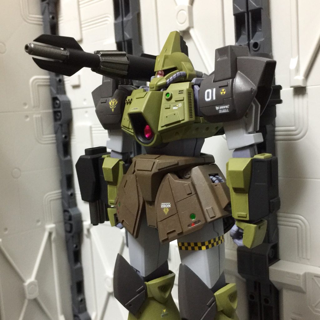 モノアイと胸部の○はスワロフスキーに変更しております。