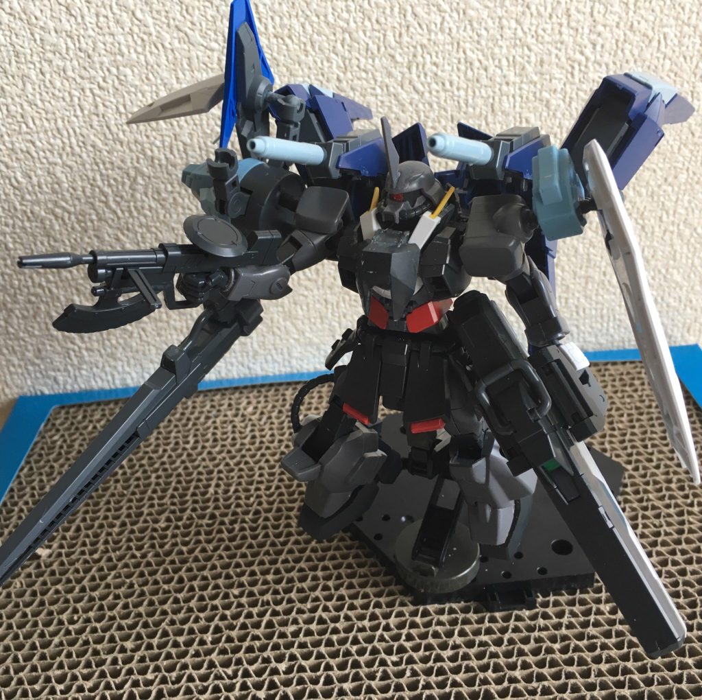 フルバーニアンパックそのままつけて、肩にセラヴィーシェヘラザードのランチャー付いてたり。ちょっとライトニングパックが大きい