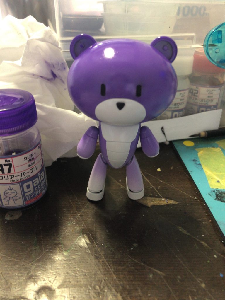 プチッガイの塗装は足元は白く、頭の方は紫色に、アメジストっぽくしています。
実際はガラスで足元はあまり見えません。