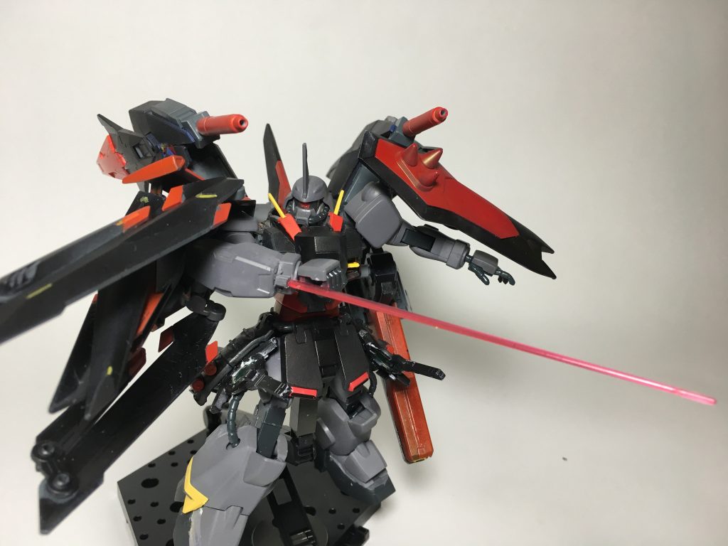 隠し兵装として左腕にGNサーベル。
これをノーネームユニットのビーム射出機構で強化し、必殺技発動(できたらいいなぁ)