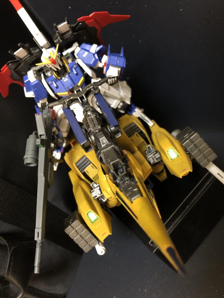 なお、この際に、敵の攻撃の届かない超遠距離からのメガバズーカランチャーによる攻撃を行い、前線に残した他の僚機を支援する。その為にメタスの両肩には超望遠カメラユニット、及びセンサーユニット、MA形態時に機首となる先端部には各種センサーが設けられている。
ガンダムチームに加えた理由の大筋はこの形態によるところが大きい。