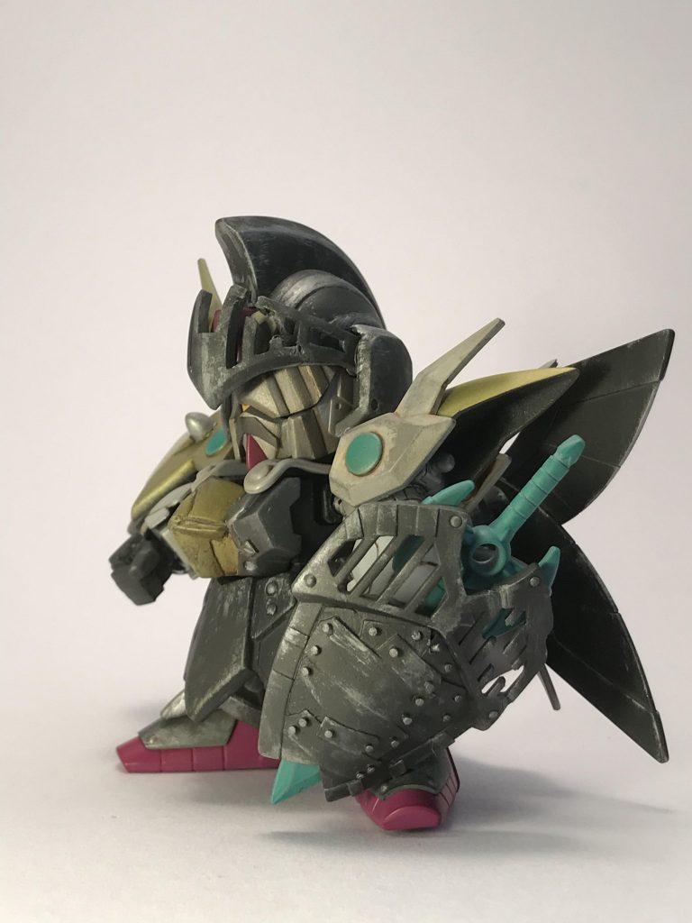 ラクロアの紋章は国が滅んだときに騎士の武具から消え去りました。
代わりに鎧に自ら彫り込んでいます。