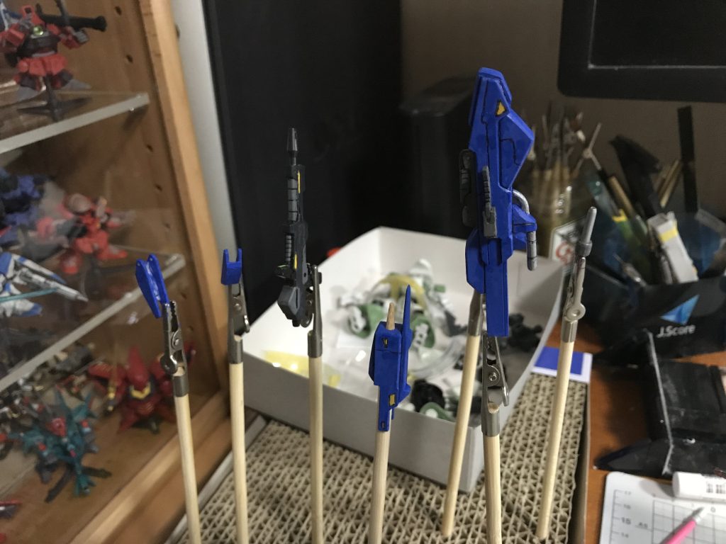 塗装中。
そろそろガンダムマーカーからステップアップしたい気分。ガンダムマーカーの最も大きな不満点は色が限られていることなのでガンダムマーカーエアブラシシステムは買わないつもり。（でも買うかも）

SD中心なら（マスキングがしんどそうなので）まずは筆塗りかなぁ。すでに一部はマーカー塗料で筆塗りしてる。ラッカー系かあるいはシタデルとか。
でも最終的にはエアブラシが欲しくなりそうな…。