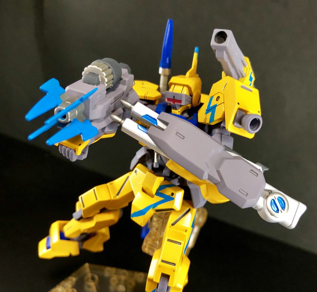 右腕のショートシールドは強化ナックルとして変わりました。