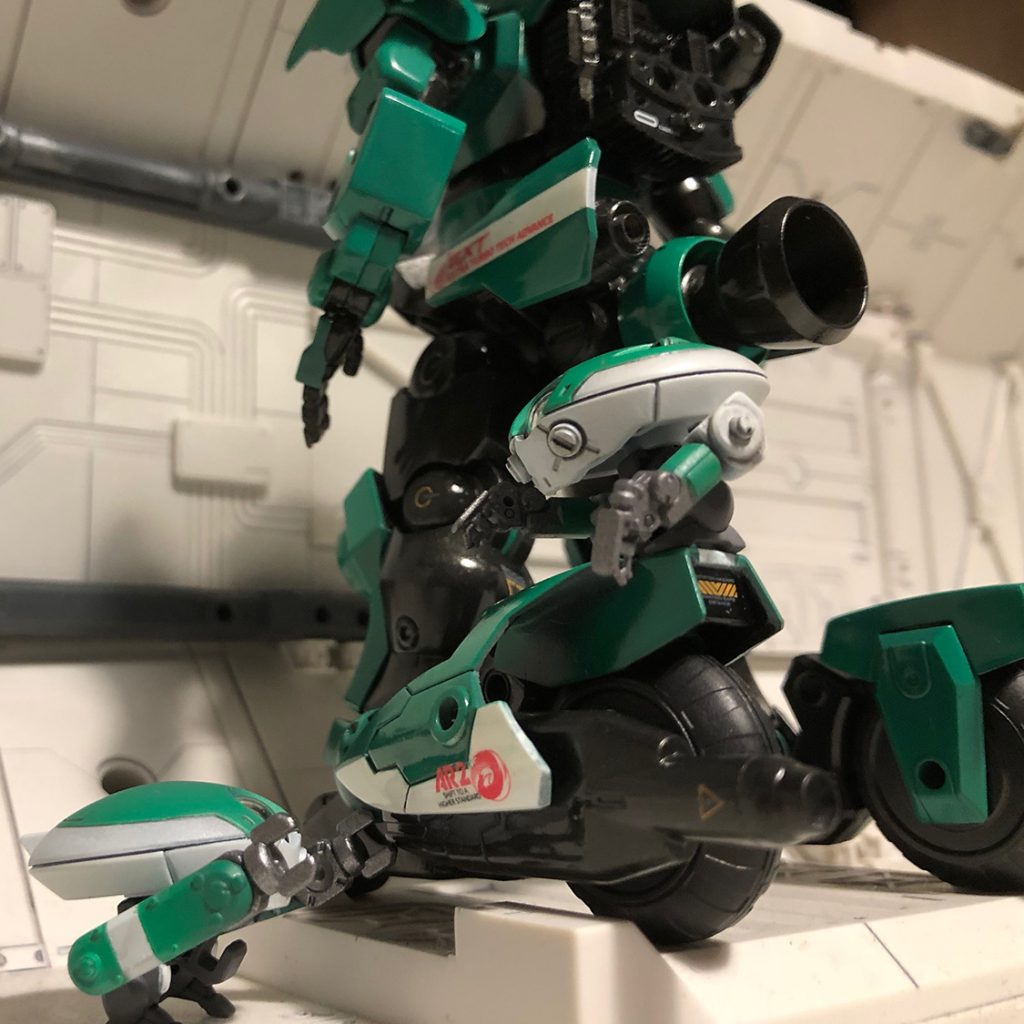 後輪周りは基本的にはHGBCマシンライダーから流用。フロントカウルのパーツをくっつけて、パテでならしています。マフラーはHGBCティルトローターパックのパーツで見立てています。ビルドダイバーズ成分は大事だ。