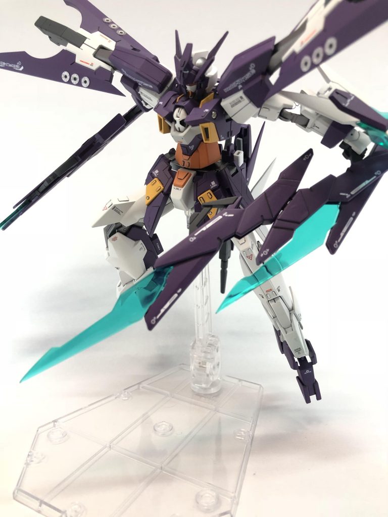 NT-D対策として、「手持ち武器としての攻撃バリエーション増加」を組み込んだ装備が「Fファンネル改」である。
元々手持ち武器として使用可能なFファンネルに、モードチェンジ機能を組み込んだ。こちらはバスターソードモードである。薙ぎ払う、叩き斬るという大剣のような攻撃が可能。