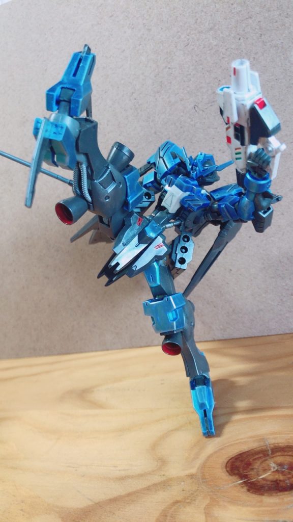 支えがなくても立てるように重りを入れてハンターエッジを振るうヴィダールさん