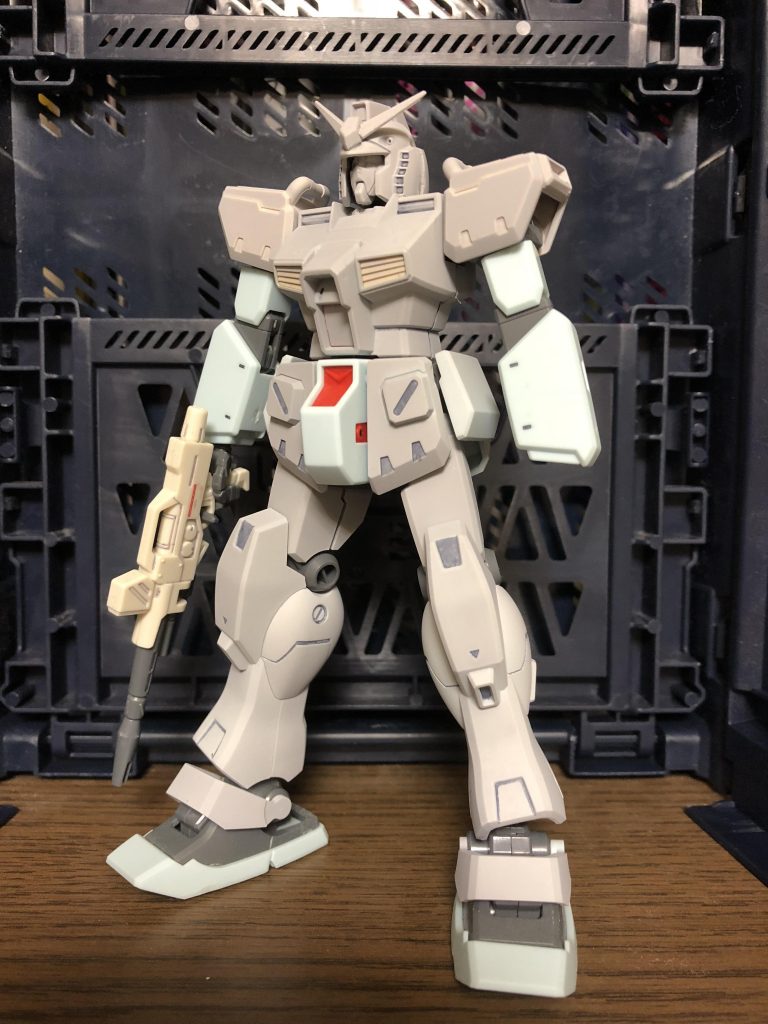 仮サフ。前後の腰アーマーの塗り分けが面倒でした。