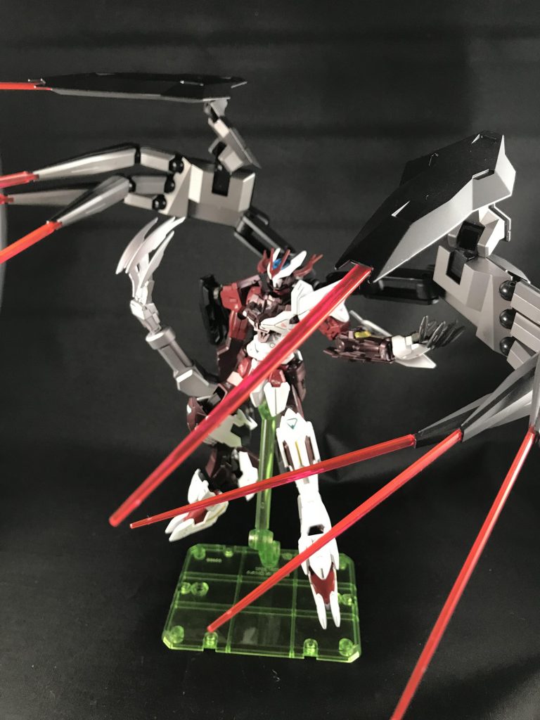 ## 近接戦闘形態
バックパックに搭載のビッグアーム・ユニットが変形し、全部合わせて8本のビームサーベルが展開されます。