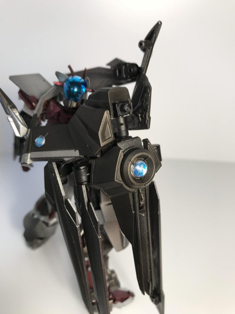 可動部はこんな感じ。
ガンダムフレームの股関節が犠牲になりました。
頑張ったらプラ棒で作れたかもしれない。