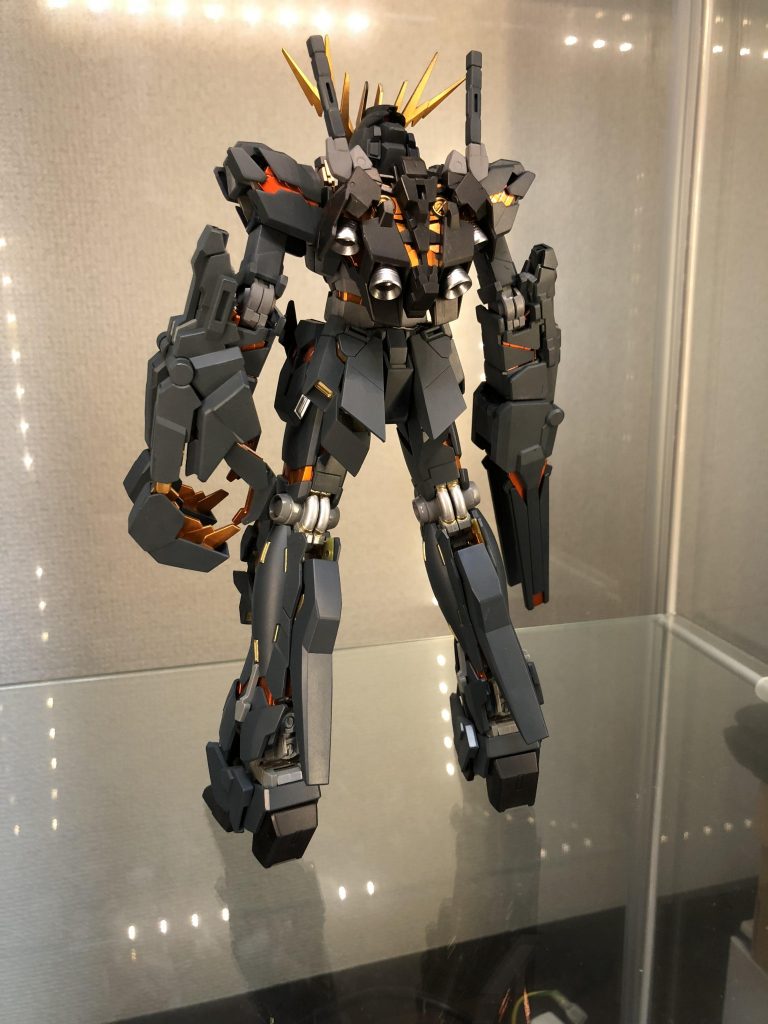 膝裏部分、バーニア部分にはシルバーを使用、その他の細かい部分にアクセントとして金を使用しました