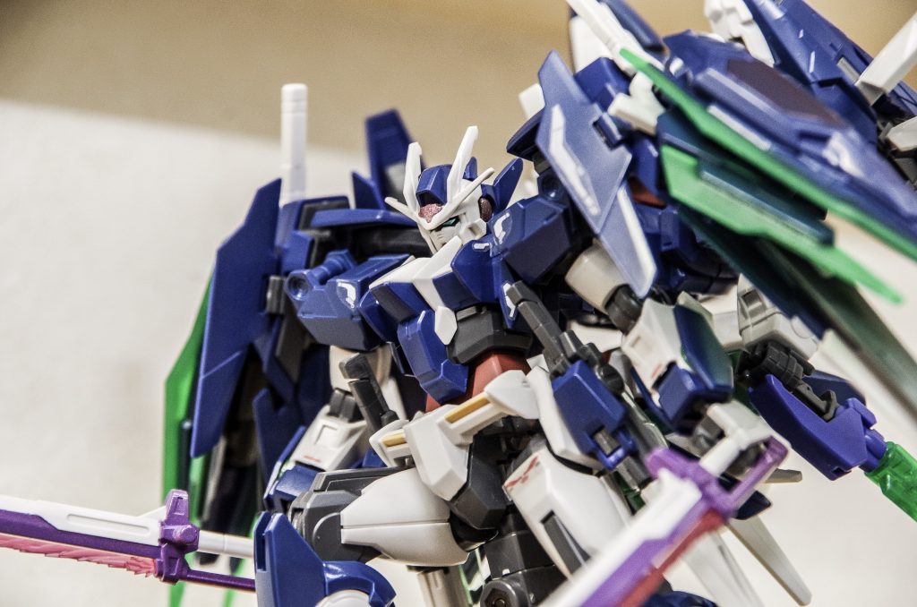 ダブルオーダイバー、エースユニットとSDクアンタを2体使用してます。
クアンタのGNシールド&ソードビットを搭載したかったんですが、HGサイズだとゴテゴテしすぎると思い、ビルダーズ系の自由な発想で、思い切ってSDを使用しました。