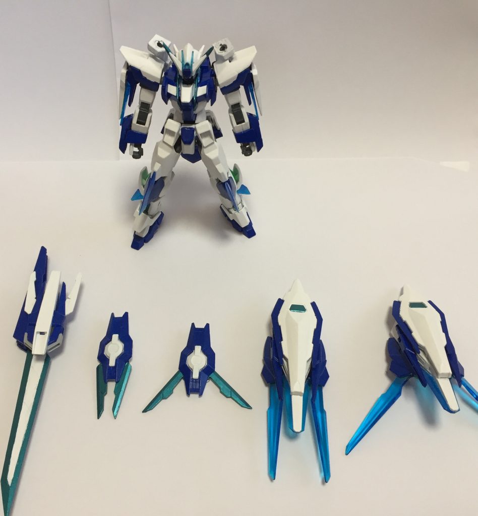 武装一覧。
右から専用のGNソード、GNシザービット/アンカー、GNソードビットとバインダーです。
GNソードはアメエクシアのGNソードをベースに様々なパーツを寄せ集めて作りました。
シザービットはリバーシブルの武器を小改造して中にサーベルを入れたものです。バインダーはアメエクシアのシールドとシアクアンタのビットを組み合わせました。