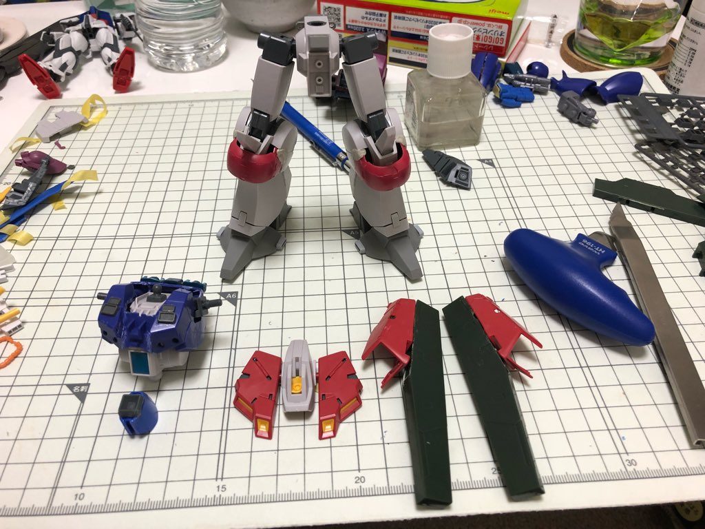 ## 腰回り最終調整
フロントアーマーやリアアーマー、画像には載ってないですがサイドアーマーも含めRGサザビーから転用しました。
リアアーマーは厚みを持たすために、ガンダムサバーニャのホルスタービットを分割して使用しました。
また、胸部のビーム砲については、AGE-FXの足パーツから転用しました。