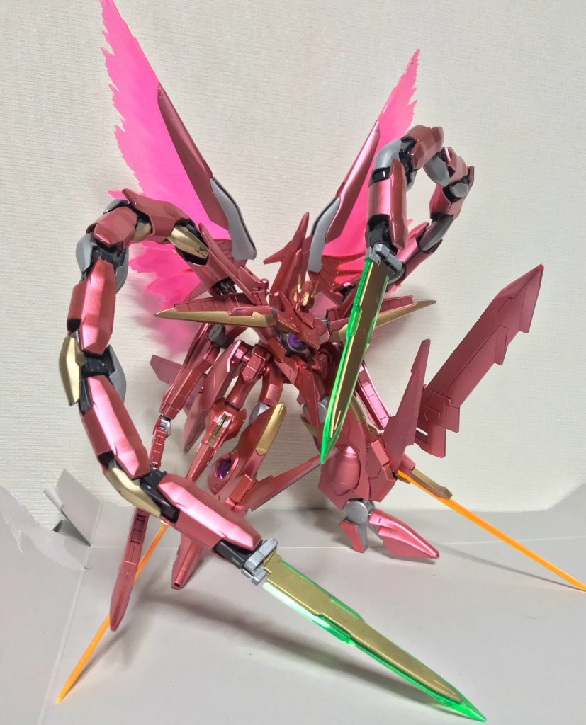 バリバリの格闘機です。GNソードは可動するのでライフルは使えますが牽制程度という設定で。