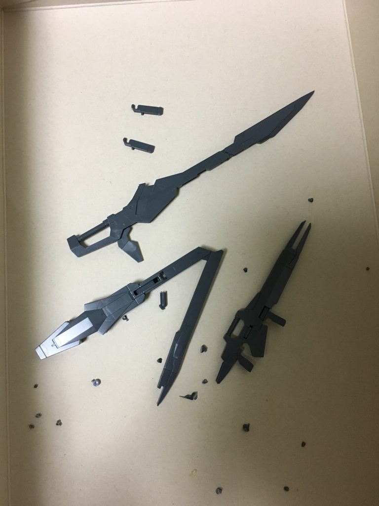 実は大剣は塗装段階でパーツが割れたので、今スカイが持ってるのは2代目です。