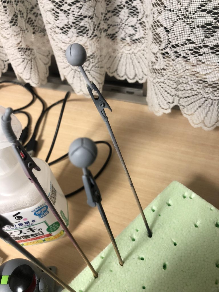 握り手もレジン、足と手のパーツは筋彫りしてます