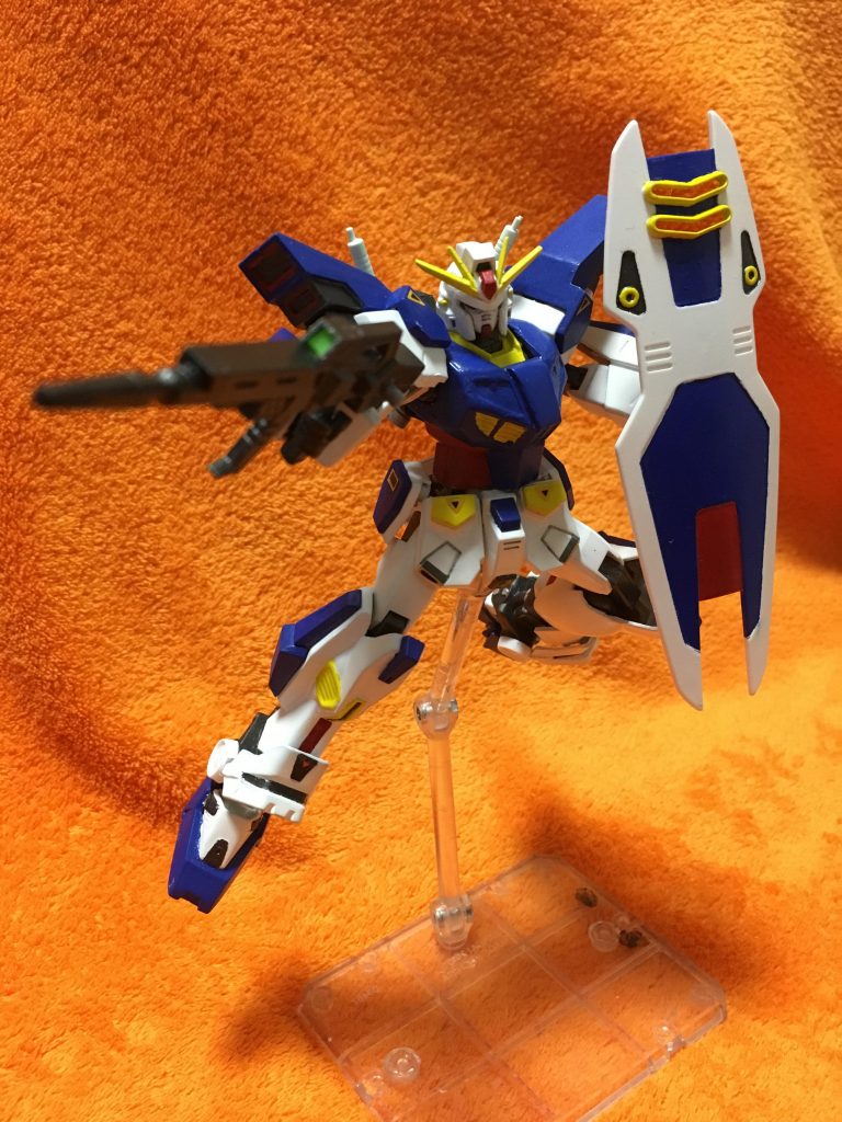 1/100F90Ⅱは腰すら回らず、可動域ではなかなか辛い面があるキットですが、GM/GMの可動部分を活かすことで大胆なポージングも可能に