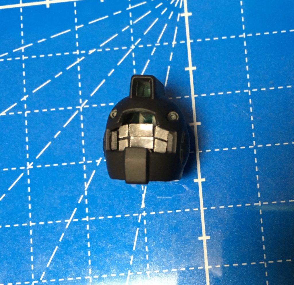 バイザーと登頂部、後頭部センサー内にリフレクターシールを貼ってみたりしてますが…