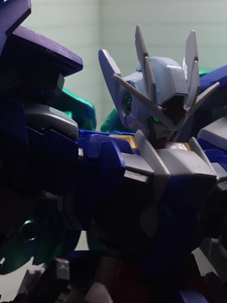 知っている方も多いかと思いますが、後ろのコンデンサーを塗装しなければ、後ろからライト当ててやると目が光ります(^^)