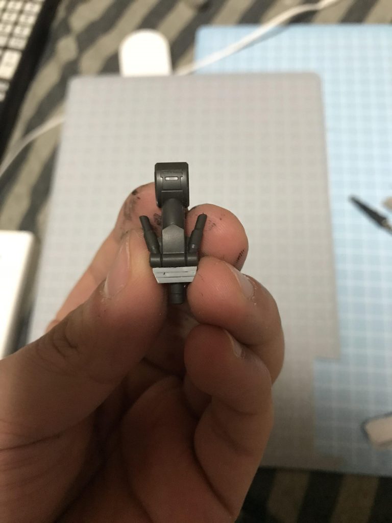 腰部もプラ板を挟んで延長しました。