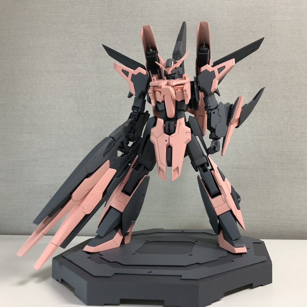 サフ状態写真1
メカサフライトとピンクサフで下地処理。
フロントのアーマーは当初は赤にするつもりでしたがバランス見てカラー変更しました。