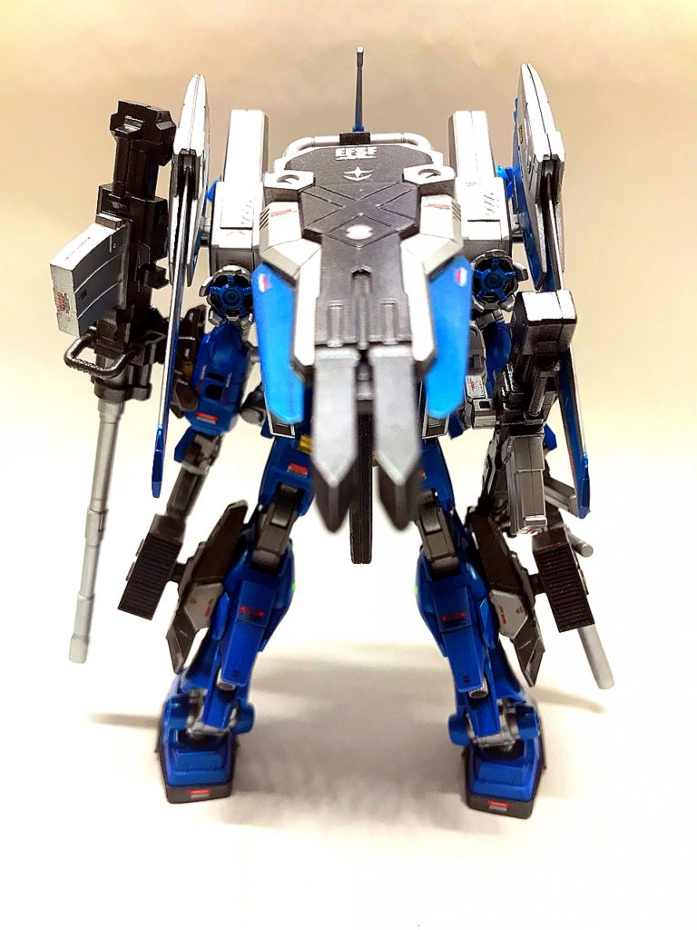 リアビュー2です。キャノン砲を腕にマウントした結果シールドがマウント出来なくなったのでパーツを加工し背中に付けられるようにしました。