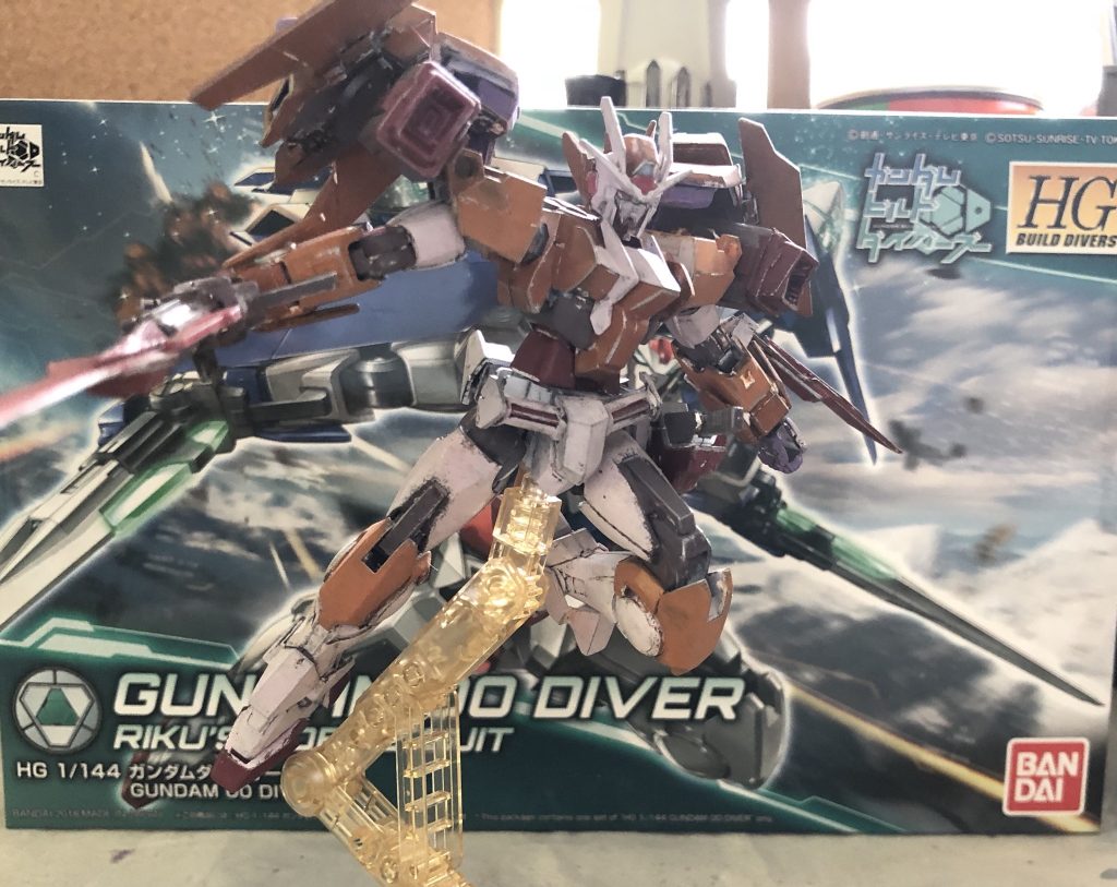 右手武器にGNフレイムソード。キットのGNソード2から刀身部分を自作してみました。設定として、ライフルモードへの変形がない代わりに近接火力を増した、という設定です。