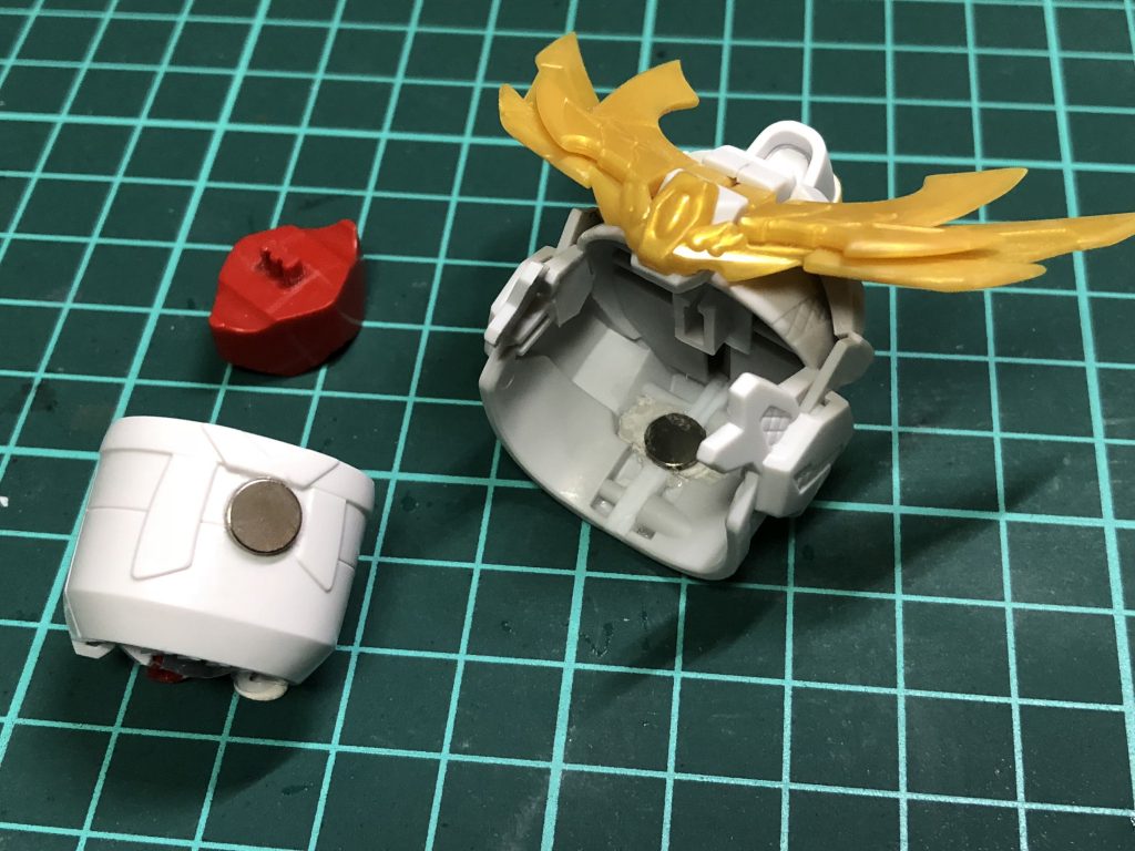 冠は横幅を増し、マグネットで飛駆鳥の頭部を着け外しできる様にして、LEBB方式の瞳の入れ替えを可能にしている。