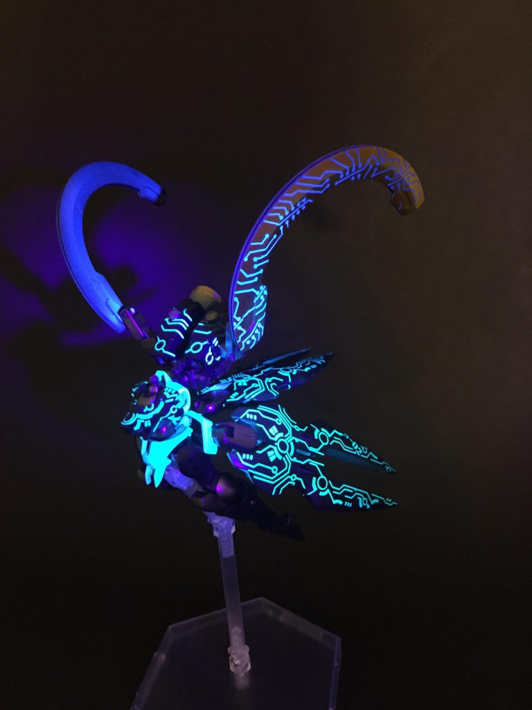 ブラックライトでこんな感じに光ります。