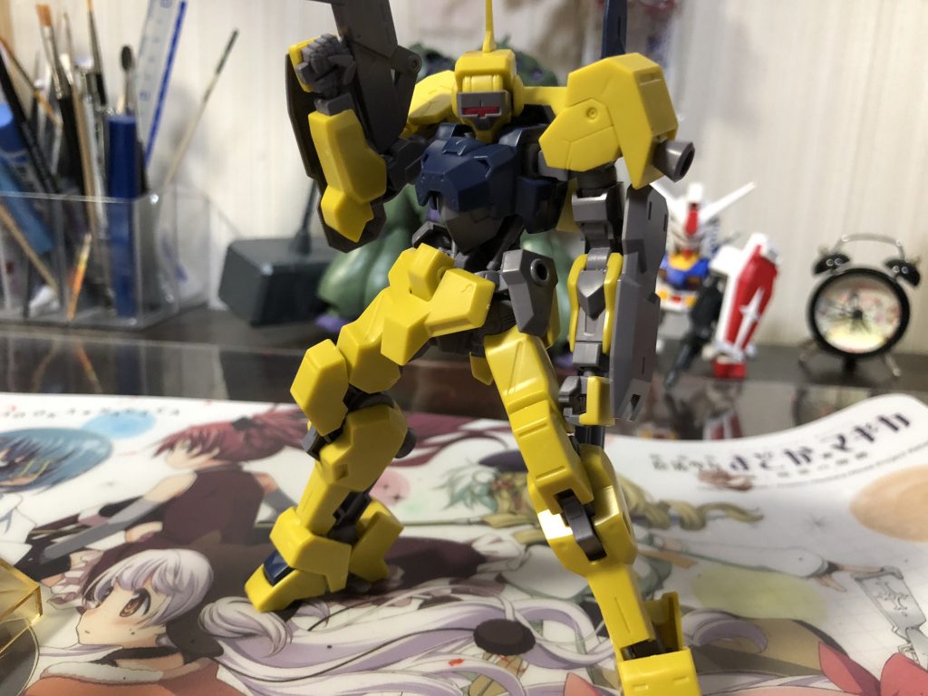 素組みです。成型色は個人的に薄いと思ったのでタミヤのレモンイエローで塗装しました。ショートシールドがやっぱり小さくてナックルできそうになかったのが改造の始まりでした。