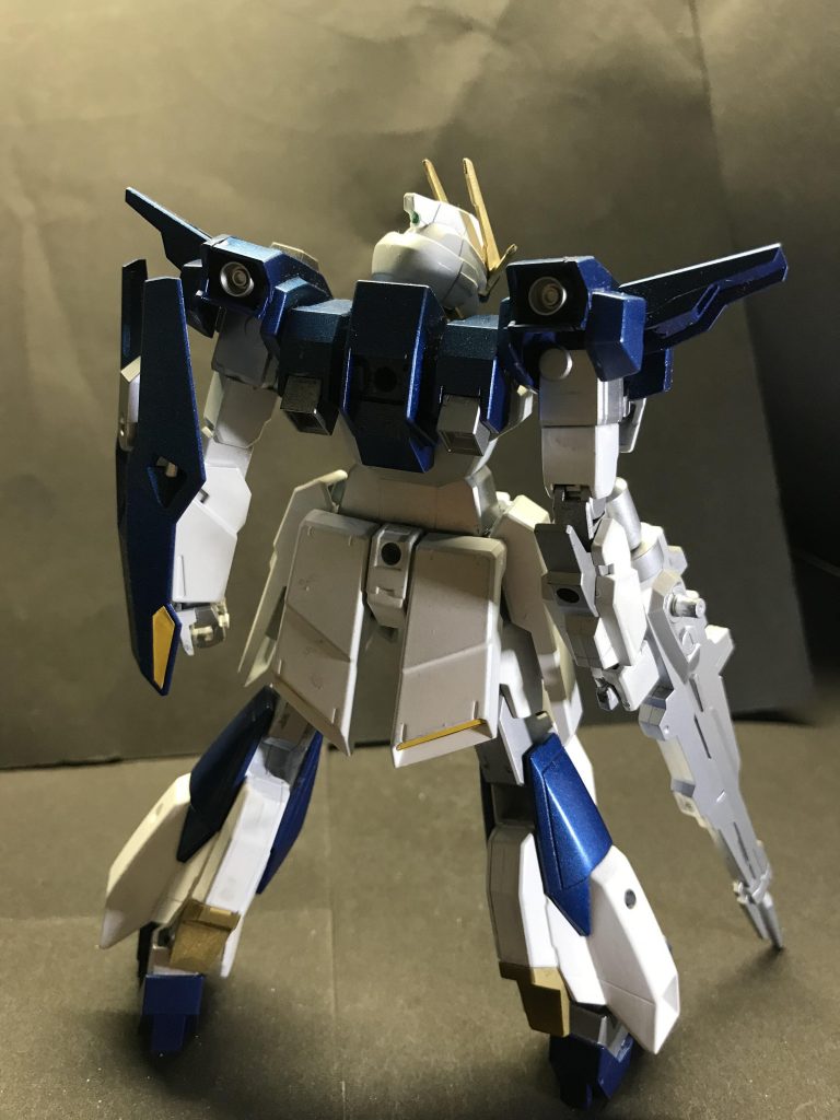 バックショット。背中と腰にもジョイントが。肩上部と側面カバーにも。それでいてこのかっこよさというバランスがすごい。