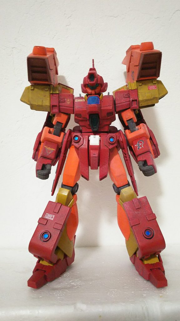 サテライトキャノンに負けないインパクトのため大きめの腕と武装を着けました。
フェイス部分(顎)には武骨な感じにしたかったので、削ってEz-8のパーツを取付けました。