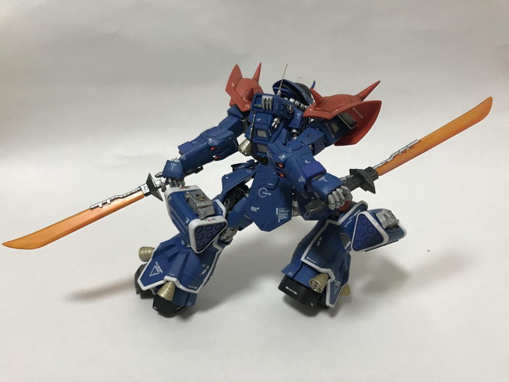 背中はスケールモデルのパーツやプラ板などで情報量を増やしました