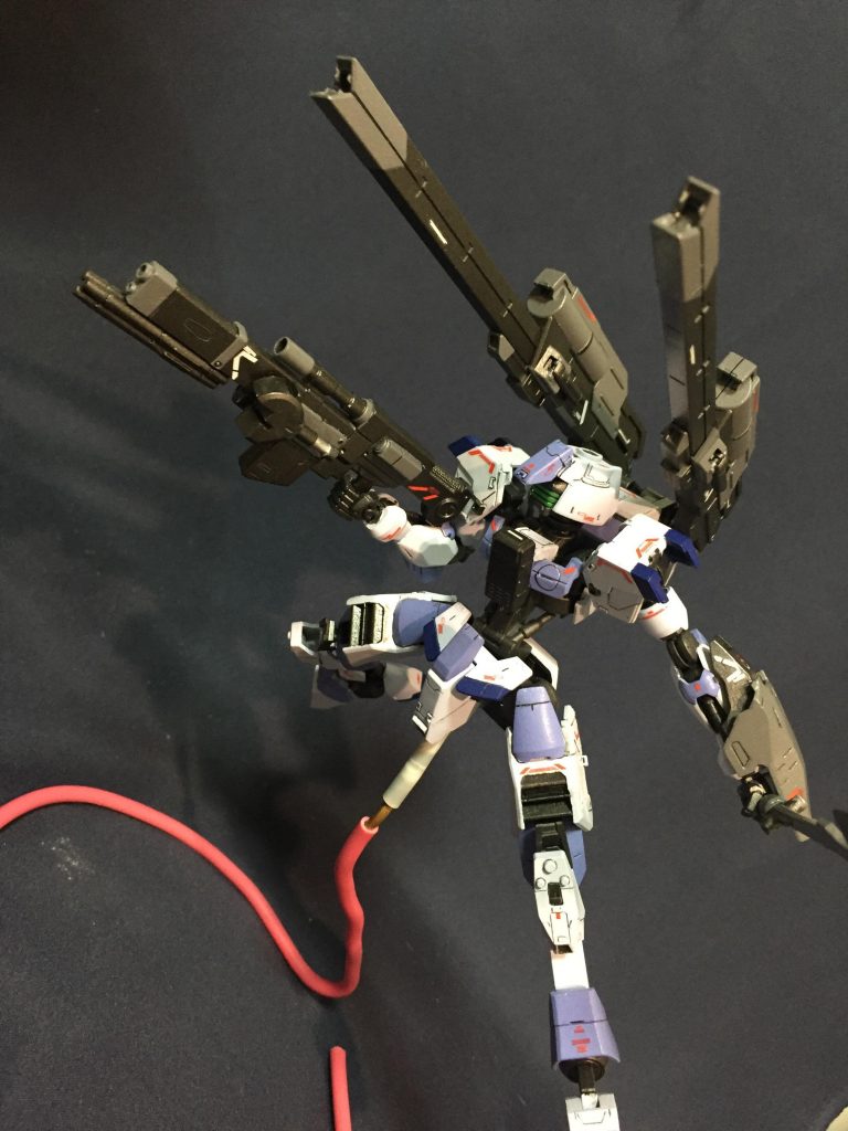 メイン兵装はツインレールガンです
2色に塗り分けてみたところイイ感じになりましたヽ(^^)ﾉ