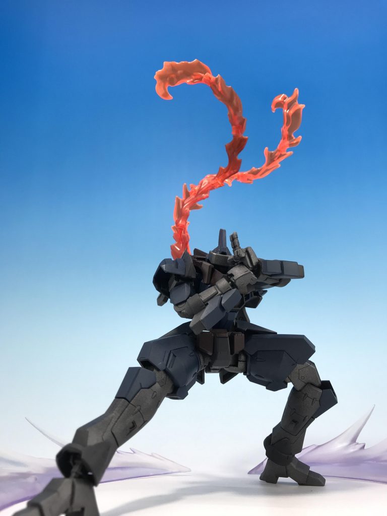 ニンジャ界隈では、マフラーは常にトレンドの中心にある。彼らをモデルにする時、その襟巻きを除外する選択肢は存在しない。
このビーム・マフラーは高速移動時にのみ出現する。排熱、センサー妨害、隠密性、様々な機能を兼ね備えた、この「クールな」マフラーを私はとても気に入っている。