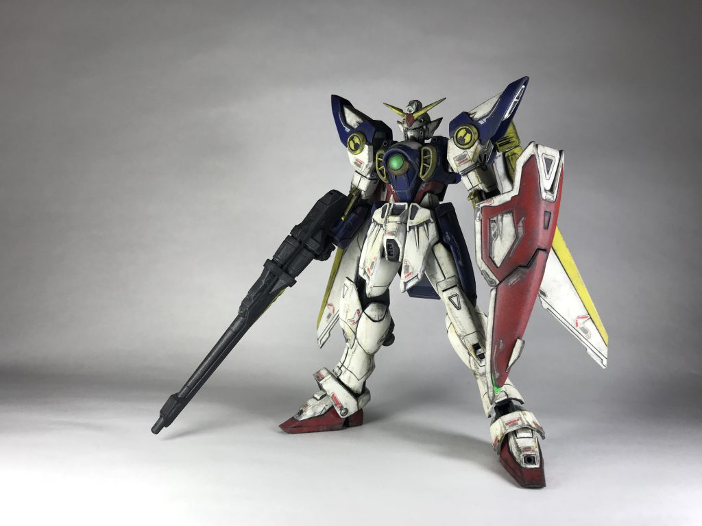 アンテナとシールド先端をシャープにしてます。胸のレンズは裏から蛍光グリーン。デカールはRGウイングゼロEWのものを使ってます。