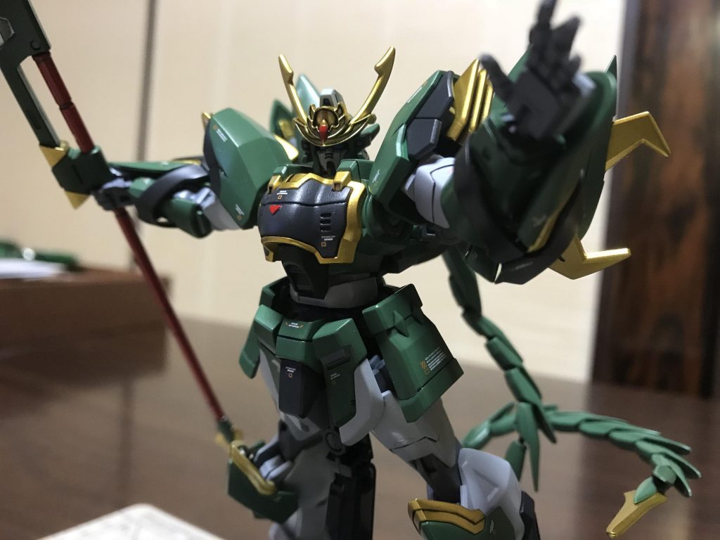 その手にサラちゃんを掴め！？的な、
製作者妄想ポーズにも見えなくないなぁ。