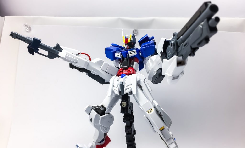 ## Gアタッチメント&Rアタッチメント
バックパックの先端に装備されているアタッチメント二種
機体右腕に装備するのが*アームガトリングライフル*、強力な弾幕を張ることが可能です。
機体左腕に装備するのが*アームロングレンジライフル*、高圧縮したエネルギーを高威力で遠距離射撃出来ます。