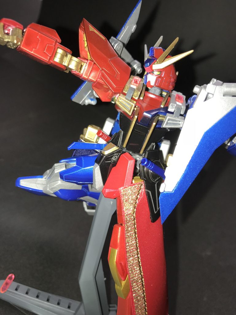 ビルド側。この機体の面白いところはポージング次第で目に見える赤と青の比率が変わるのでいつでも新鮮な気分で触れるところです。
写真だと腕関節や足フレームなんかは特に黄土色っぽく見えますが実物はもうちょっといい発色しています。(口ではなんとでも)