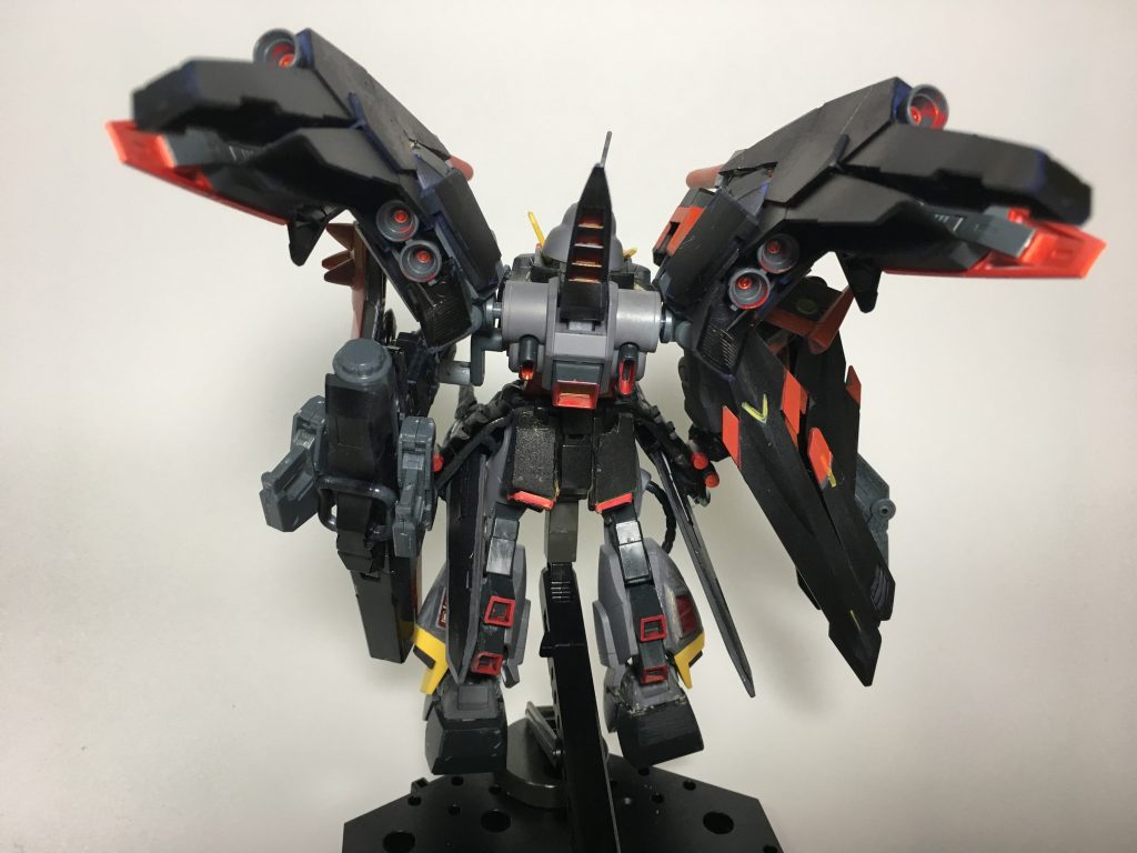 背面、脚部には大量のバーニアを搭載。
特に脚部にはザクウォーリアーの2倍のバーニアユニットを付けたので、GNドライブ型機体特有の滑るような動作に加えてハードな機動も可能ななっている。